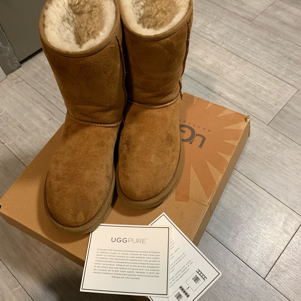 Fashionable chestnut UGG boots